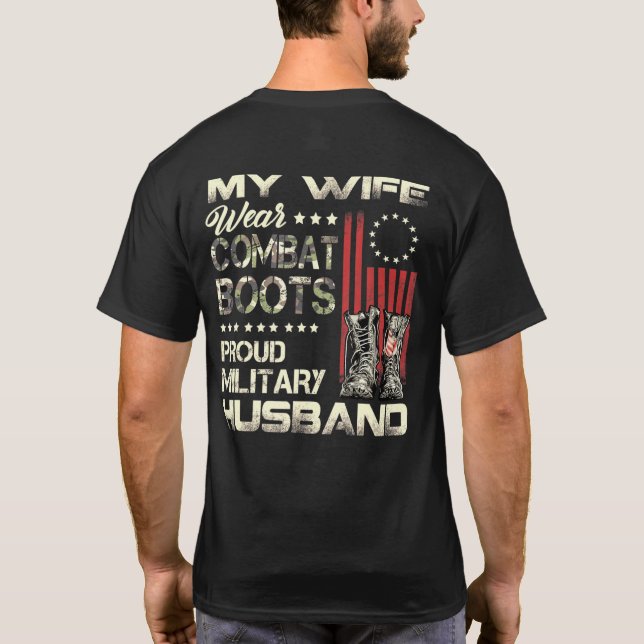 Meine Ehefrau trägt Kampfstiefel, die ein militäri T-Shirt (Rückseite)