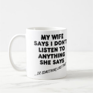 Meine Ehefrau zu hören, wie sie sich lustig umarmt Kaffeetasse