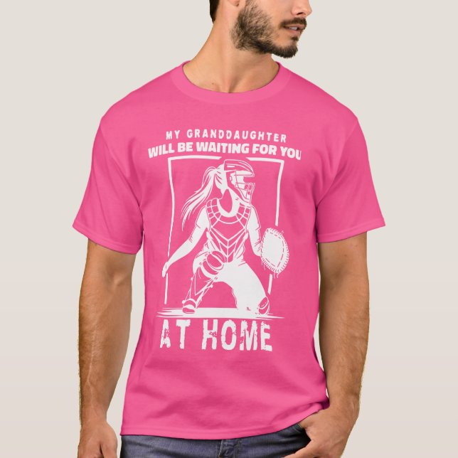 Meine Enkelin wird auf der Zuhause für Sie Gewarte T-Shirt (Vorderseite)