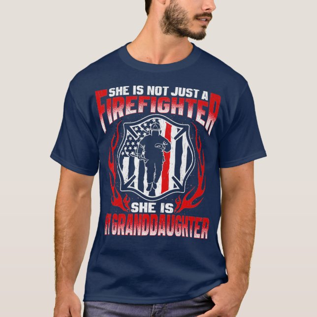Meine Enkeltochter ist Feuerwehrheldfeuer T-Shirt (Vorderseite)