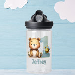 Meine erste Wasserflasche zum Geburtstag Trinkflasche<br><div class="desc">Bleibe mit einem Spritzer Kürbis befeuert! Diese Wasserflasche ist perfekt für Ihren kleinen Abenteurer. Mit einem süßen Teddybär und seinem kleinen Bienenfreund ist diese Flasche nicht nur ein Trinkbehälter, sondern auch ein Spielkamerad! Personalisieren Sie es mit dem Namen Ihrer Niere und machen Sie es zum coolsten Sipper in der Stadt....</div>