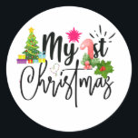 meine erste Weihnachtskleider für Baby Bodysuit Runder Aufkleber<br><div class="desc">Das erste Weihnachtsgeschenk für das Neugeborene für den ersten Weihnachtsurlaub, ideal als Geschenk für den Liebsten, der ein neues Baby hatte.</div>