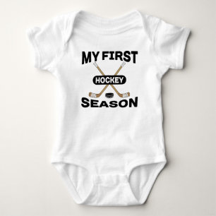 Meine ersten Hockey Saison Hockey Sticks und Puck Baby Strampler
