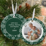 Meine ersten Weihnachten | Foto Grüne Schneeflocke Keramik Ornament<br><div class="desc">Mein erstes Weihnachtsschmuck personalisiert mit Ihrem Foto und dem eigenen Text. Dieser Ferienschmuck ist grün und mit weißen Schneeflocken dekoriert. Es wird mit "meine ersten Weihnachten als Urgroßmutter" geschrieben und Sie können gerne "als Urgroßmutter" in Ihre Wunschschrift ändern. Der Rücken hat mehr Schneeflocken und Kopierraum, damit Sie Ihren Namen und...</div>