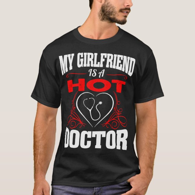 Meine Freundin ist eine heiße Ärztin T-Shirt (Vorderseite)