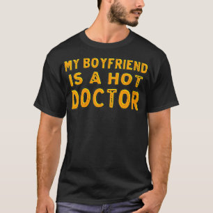 Meine Freundin ist eine heiße Ärztin. T-Shirt