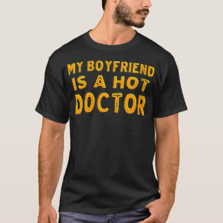 Meine Freundin ist eine heiße Ärztin. T-Shirt