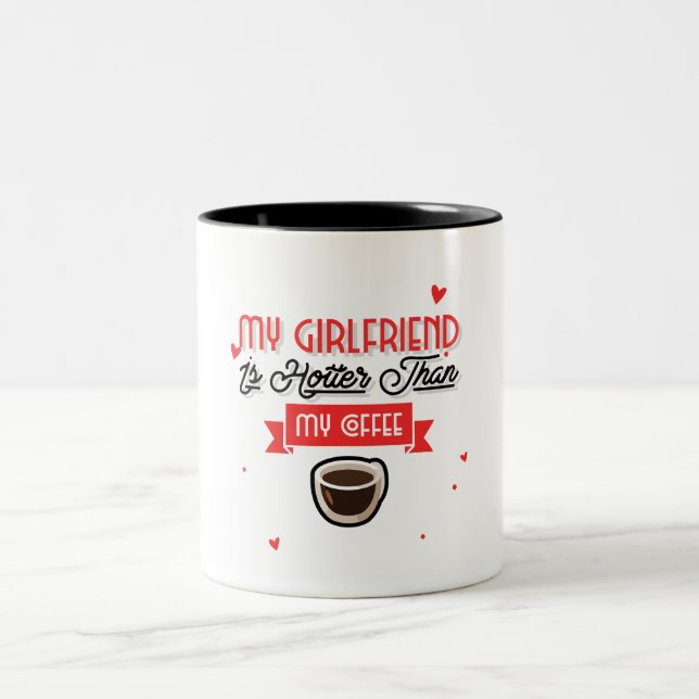 Meine Freundin ist heißer als mein Kaffee Zweifarbige Tasse (Mittel)