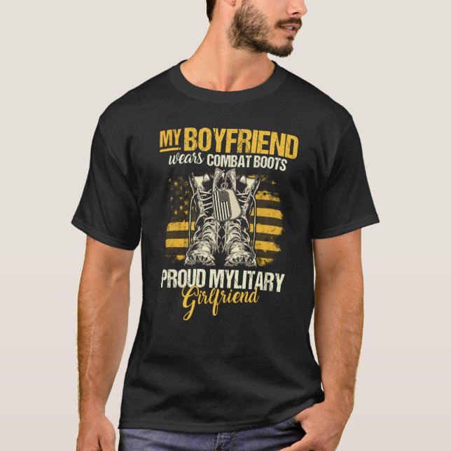 Meine Freundin trägt Kampfstiefel Militärmädchen T-Shirt (Vorderseite)