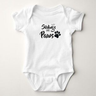 Meine Geschwister haben Pfoten Baby Strampler