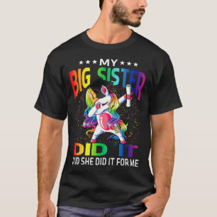 Meine große Schwester hat es getan, und sie hat Un T-Shirt