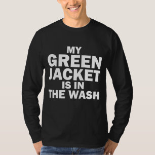 Meine grüne Jacke ist in einem lustigen Spaß. T-Shirt