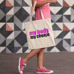 Meine Körperwahl Pro Frau Tragetasche<br><div class="desc">Ein rosa und schwarz pro Wahl Tasche für eine progressive Frau, die an die Wahl für Frauen glaubt. Jede Frau sollte das Wahlrecht behalten haben. Prochoice-Frauen glauben daran, Gesetze von unseren Körpern behalten.</div>