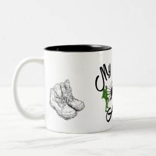 MEINE LEIDUNG ist Wandern, Berge, Wanderstiefel Zweifarbige Tasse