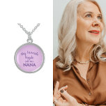 Meine Lieblings-Leute nennen mich Nana Sterling Silberkette<br><div class="desc">Ein tolles Angebot für Oma. Lila Skripttypografie auf einem hübsch rosa Hintergrund. Sie können den Text in Mimi,  GiGi,  Nona,  Mama,  etc. ändern..</div>