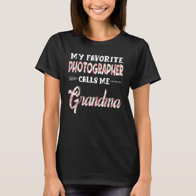 Meine Lieblingsfotografin nennt mich Oma Floral D T-Shirt (Vorderseite)