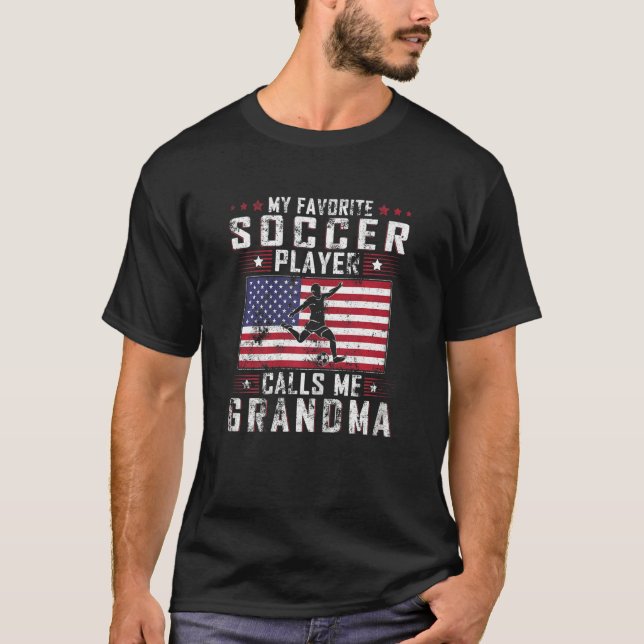 Meine Lieblingsfußballerinnen nennen mich Oma T-Shirt (Vorderseite)