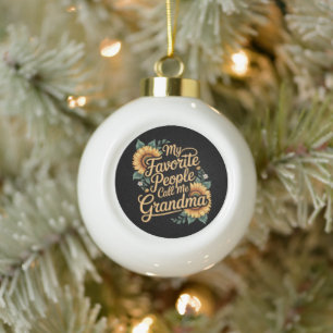 Meine Lieblingsmenschen nennen mich Oma am Muttert Keramik Kugel-Ornament