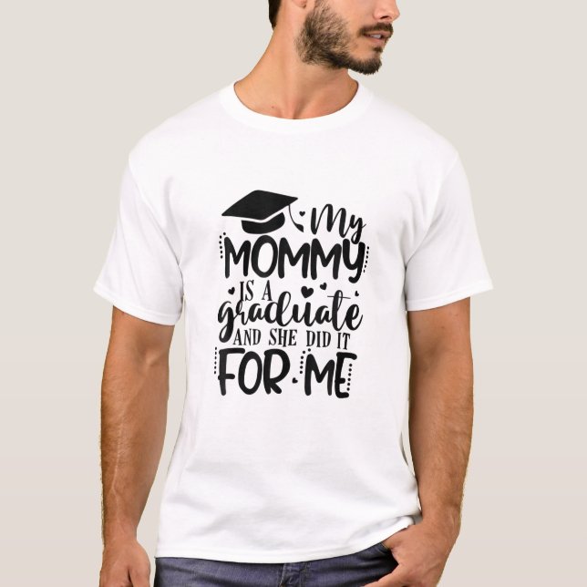 Meine Mama ist Absolvent und hat es für mich gemac T-Shirt (Vorderseite)