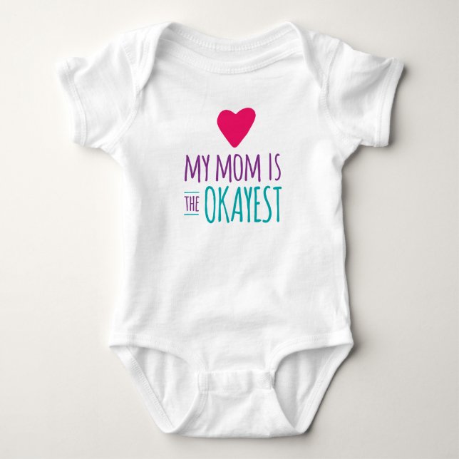 Meine Mama ist das Okayest Baby Strampler (Vorderseite)