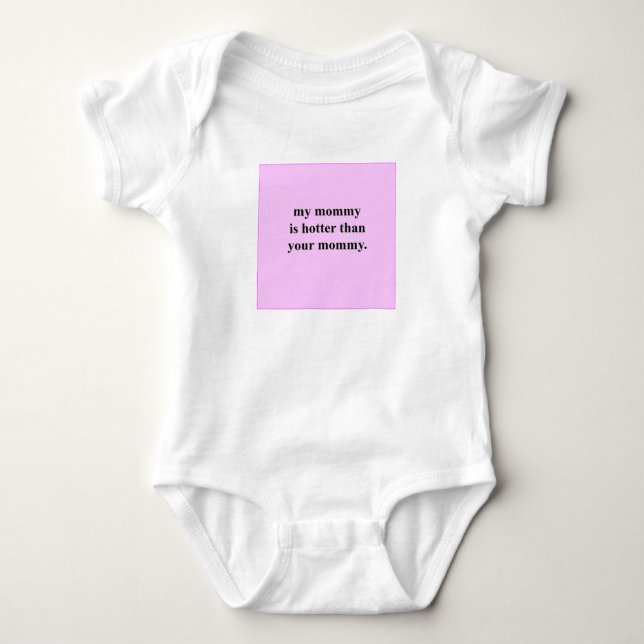 Meine Mama ist heißer als Ihre Mama. (Rosa) Baby Strampler (Vorderseite)