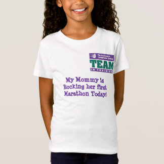 Meine Mama schaukelt ihr erstes Marathon T-Shirt