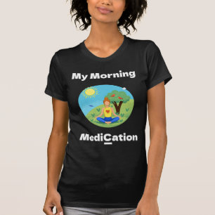 Meine morgendliche Medikation unter einem Baum im T-Shirt