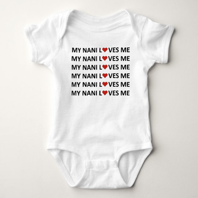 MEINE NANI LIEBEN MIR - ROTES HERZ BABY STRAMPLER (Vorderseite)