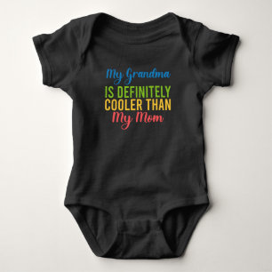 Meine Oma ist definitiv Cool als meine Mama Baby Strampler