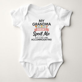 Meine Oma verwöhnt mich nicht, dass sie wohnt Baby Strampler
