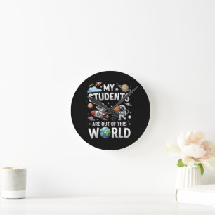 Meine Schüler sind in dieser Weltraumwelt unterweg Runde Wanduhr