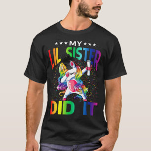 Meine Schwester hat es Abschluss gemacht Unicorn T-Shirt