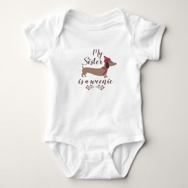Meine Schwester ist ein Würstchen - Dackel Baby Gi Baby Strampler (Vorderseite)