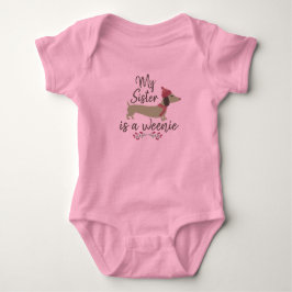 Meine Schwester ist ein Würstchen - Dackel Baby Gi Baby Strampler