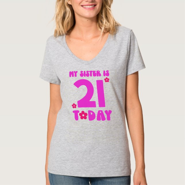 Meine Schwester ist heute 21. ästhetischer 21. Geb T-Shirt (Vorderseite)