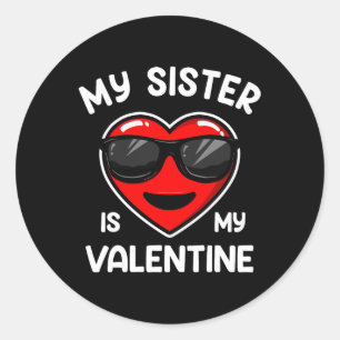 Meine Schwester ist mein Valentiner Herzschläfer J Runder Aufkleber