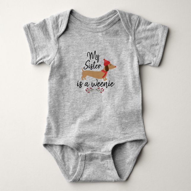 Meine Schwester ist Würstchen - Dackel Baby Girl o Strampler (Vorderseite)