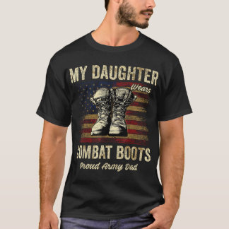 Meine Tochter trägt den Vater der Kampfstiefel der T-Shirt