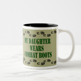Meine Tochter trägt Kampf-Stiefel-Tasse Zweifarbige Tasse