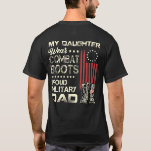 Meine Tochter trägt Kampfstiefel mit einem stolzen T-Shirt