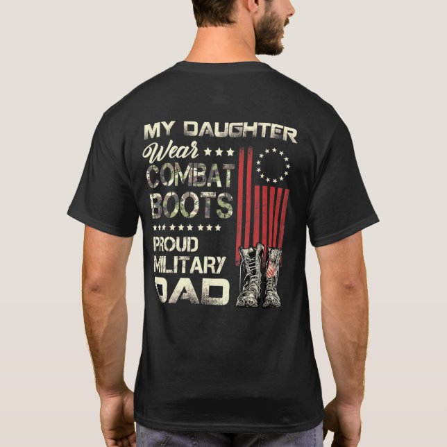 Meine Tochter trägt Kampfstiefel mit einem stolzen T-Shirt (Rückseite)