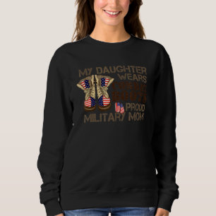 Meine Tochter trägt Kampfstiefel mit stolzer milit Sweatshirt