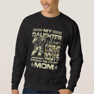 Meine Tochter trägt Kampfstiefel mit stolzer milit Sweatshirt