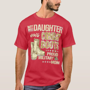 Meine Tochter trägt Kampfstiefel mit stolzer milit T-Shirt