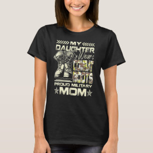 Meine Tochter trägt Kampfstiefel mit stolzer milit T-Shirt