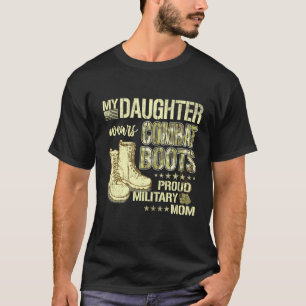 Meine Tochter trägt Kampfstiefel mit stolzer milit T-Shirt