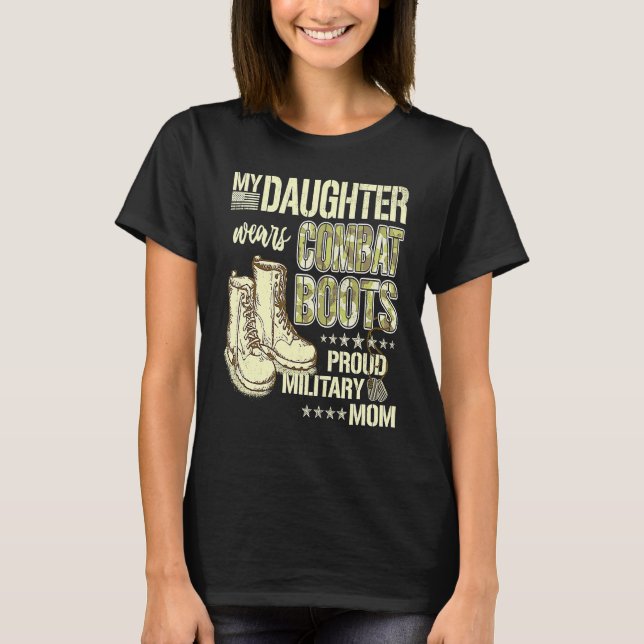 Meine Tochter trägt Kampfstiefel mit stolzer milit T-Shirt (Vorderseite)