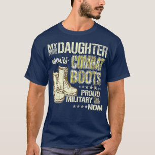 Meine Tochter trägt Kampfstiefel mit stolzer milit T-Shirt