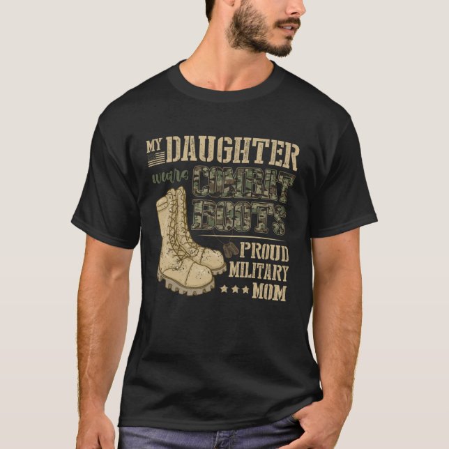 Meine Tochter trägt Kampfstiefel mit stolzer milit T-Shirt (Vorderseite)