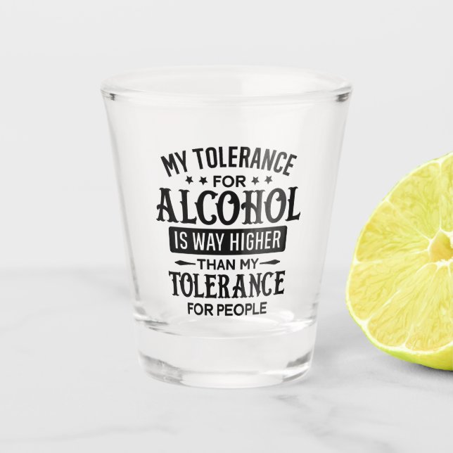 Meine Toleranz gegenüber Alkohol und Menschen Schnapsglas (Vorderseite)